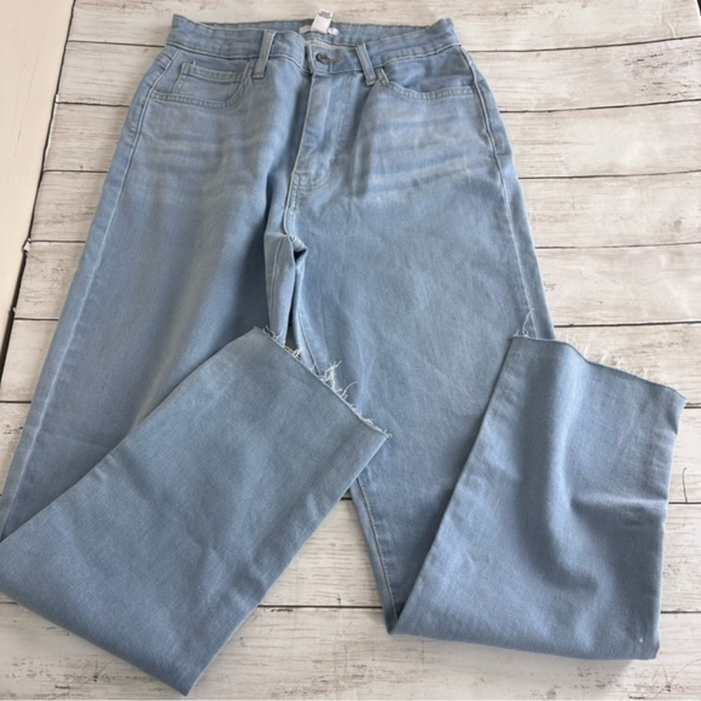 Forever 21 light blue jeans /distressed ankle . Size‎ 27